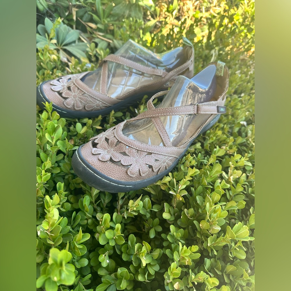 Jambu Maryjane flowers 🌺 preowned size 10M TAN IN COLOR FYI SOME Peeling